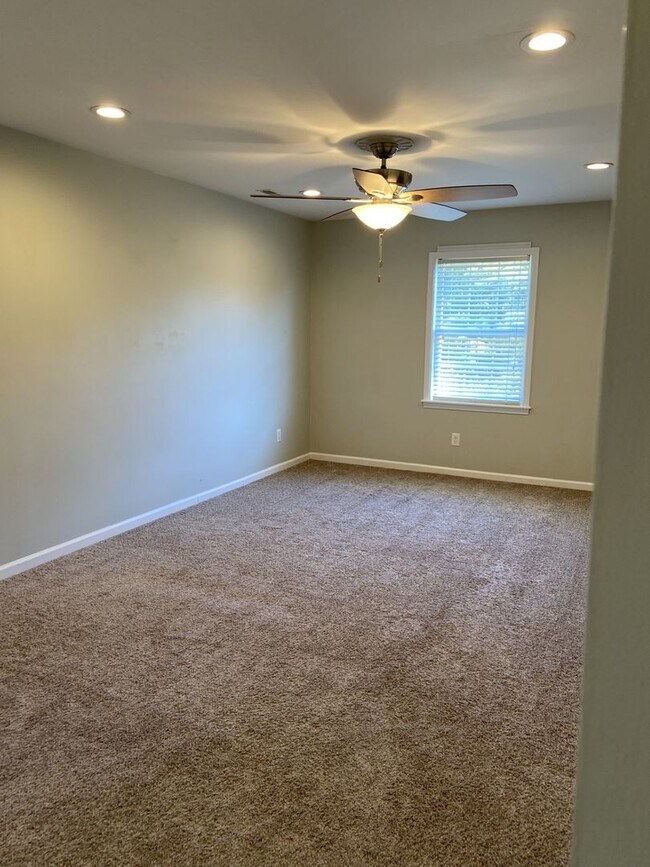 Building Photo - Beautiful home in Emerald Isle.