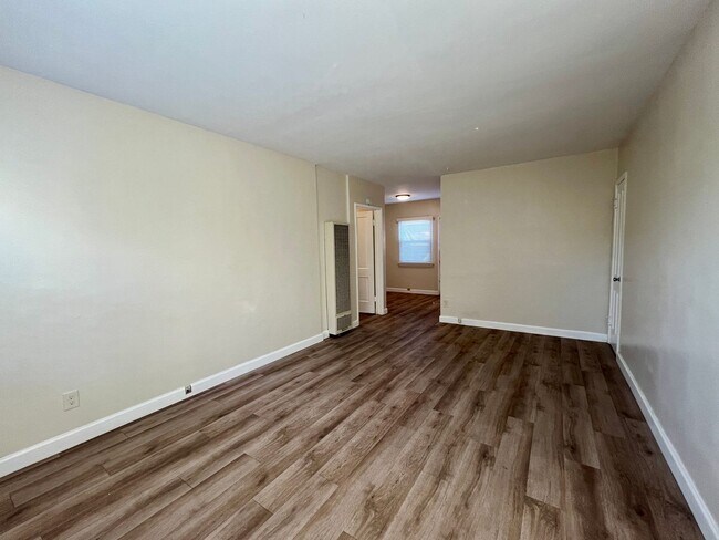 Building Photo - North Park Downstairs One Bedroom Apartmen...