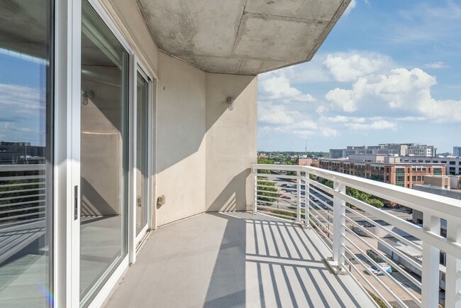 Building Photo - Stylish Uptown 2BD Condo with Balcony, Par...