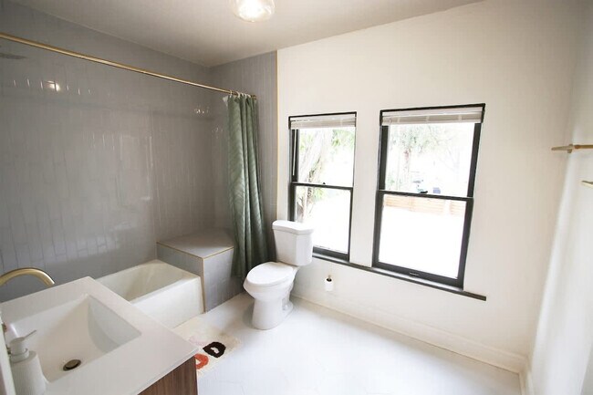 Building Photo - 102 W Emma St