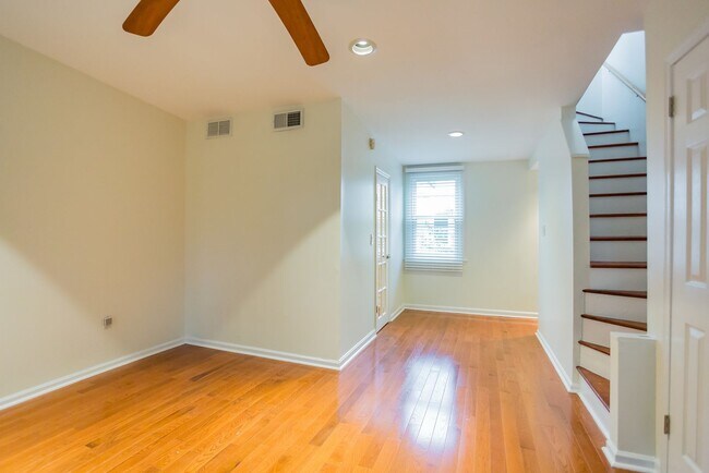 Building Photo - Beautiful 2 Bedroom, 2 Bathroom Historical Row Home