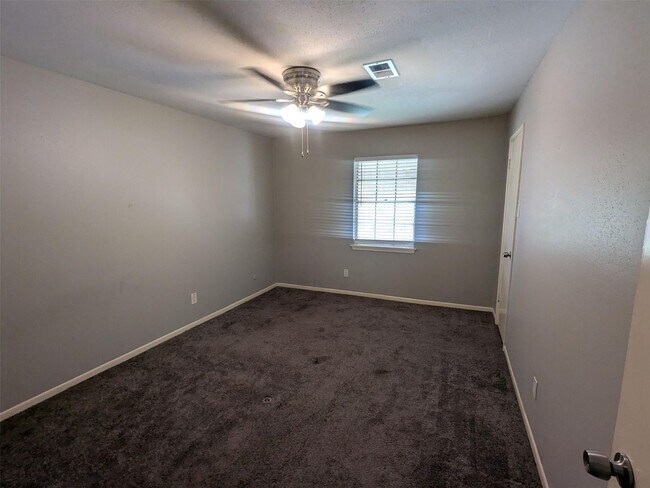 Building Photo - MOVE-IN READY 4 BED/ 2.5 BATH HOME IN MIDD...