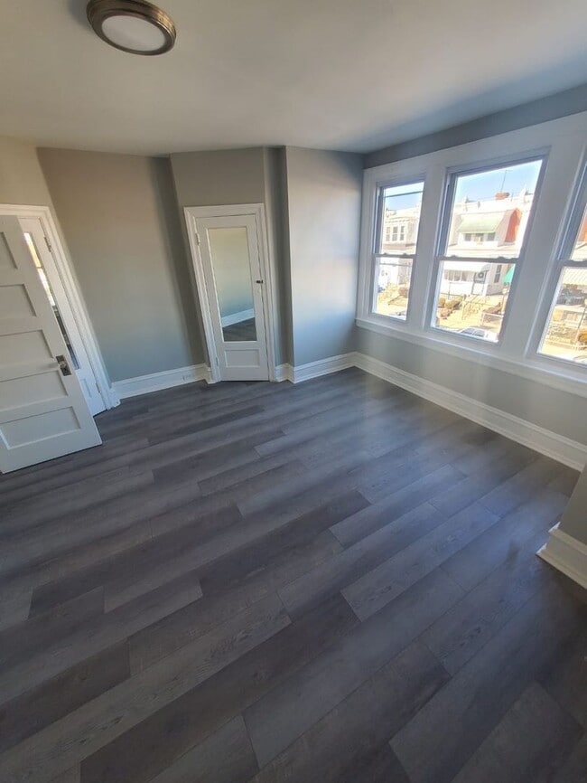 Building Photo - Stunning three bedroom in super convenient part of West Philly