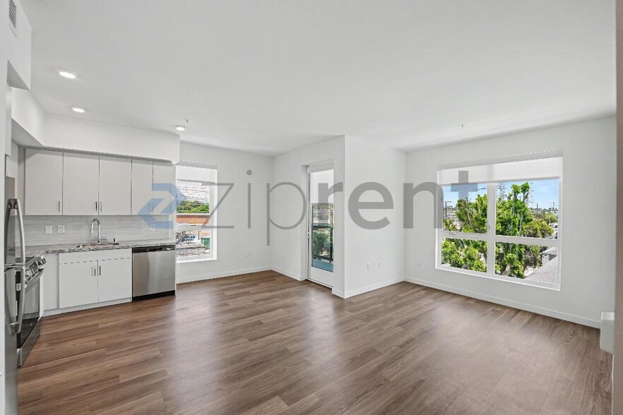 Building Photo - Unit 402