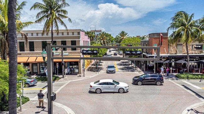 Building Photo - 1010 NE 8th Ave