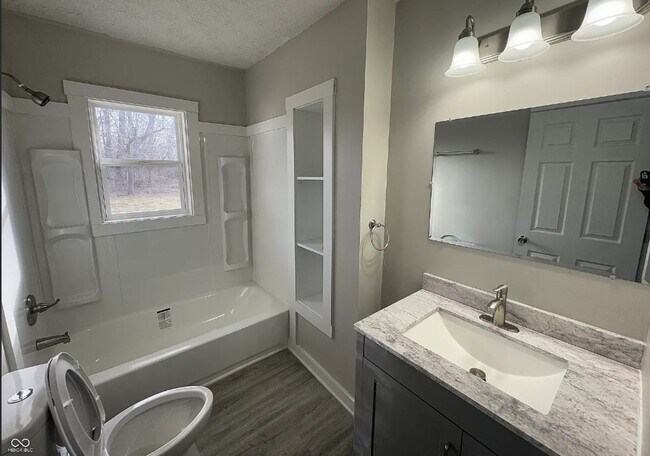 Building Photo - Cozy 3-Bedroom Home with Spacious Yard in Indianapolis