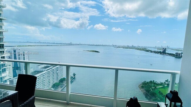Building Photo - 2020 N Bayshore Dr
