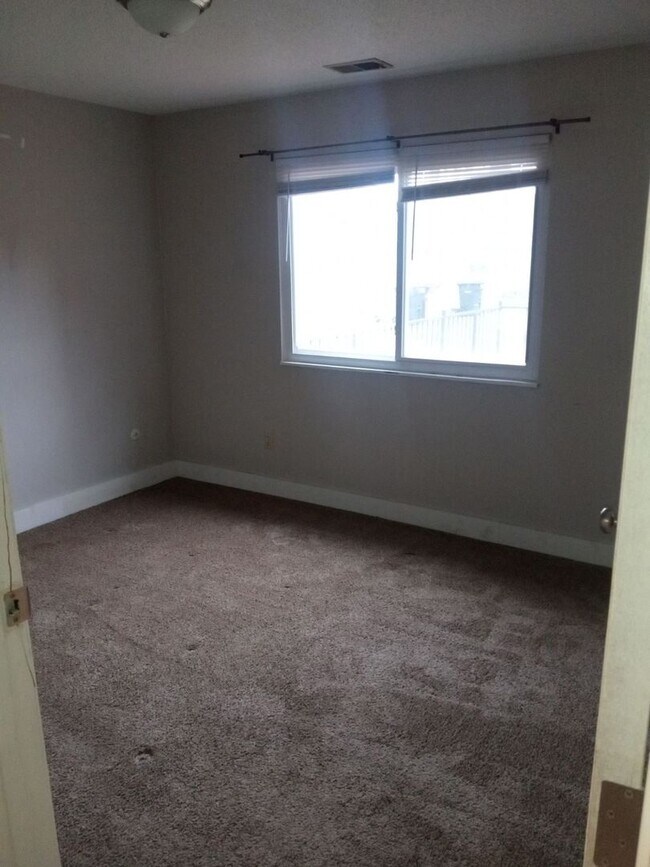 Building Photo - Renovated townhome with central air and off-street parking