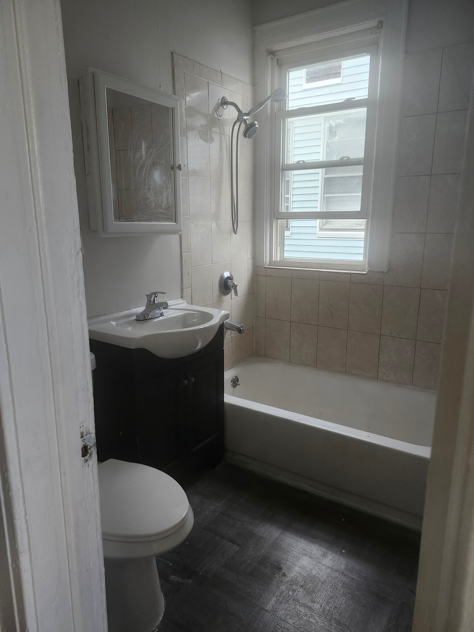 Bathroom - 32 Leo Pl