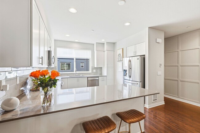 Building Photo - GORGEOUS Edmonds 2 Bedroom Primary Suites - Plus Flex Space