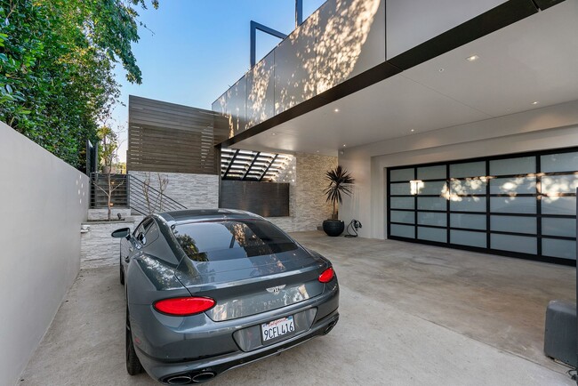 Building Photo - Prestigious Hollywood Hills Home for Rent