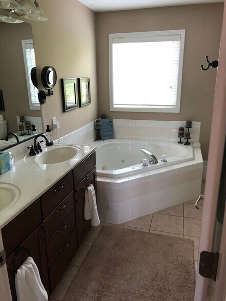 Building Photo - 1109 Pine Meadows Ct.
