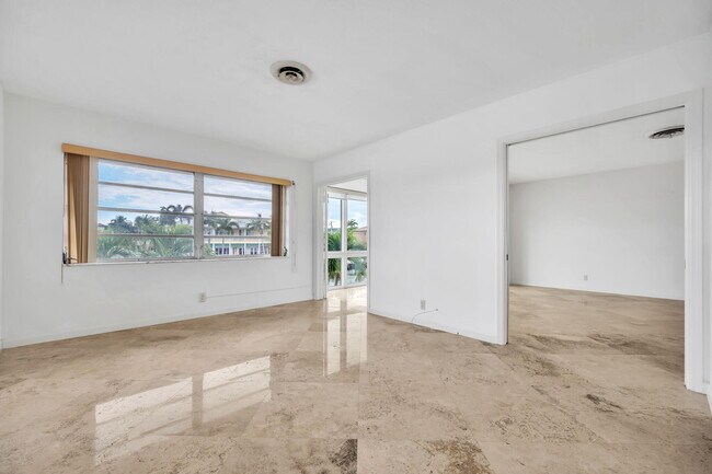 Building Photo - 2400 NE 36th St