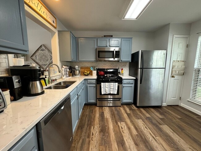 Building Photo - Gorgeous 2 Bed 2.5 Bath Townhome With A Fenced Yard In Exeter