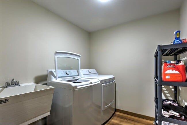 Building Photo - Single Family Home - 4+ Bedroom | 2 Bath