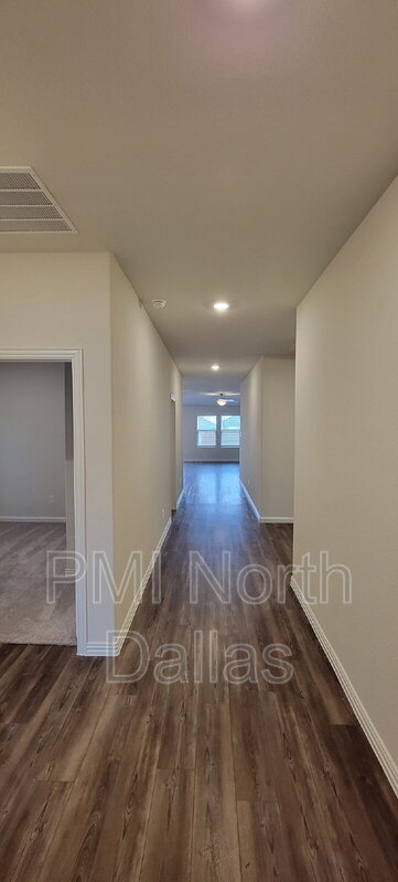 Building Photo - 2633 Oneida Ln