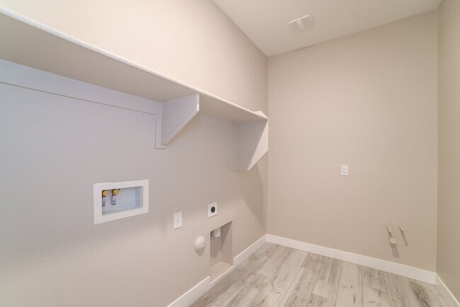 Building Photo - 13359 W Rowel Rd