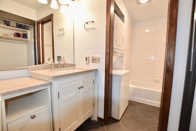 Building Photo - Capitol Hill 1 Bedroom - Fantastic Location!