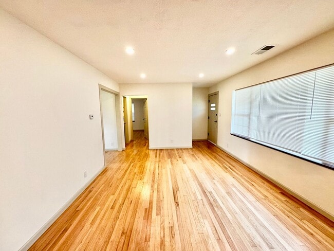 Building Photo - Charming Updated Home in Walkable Westwood