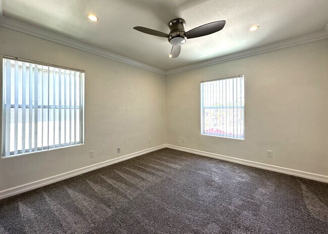 Building Photo - North Park/Hillcrest- Modern and Spacious 2 Bedroom with 2 Car Garage, Washer/Dryer and AC.