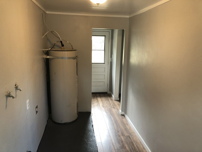 Building Photo - 3 bedroom 1 bathroom house in Springfield!