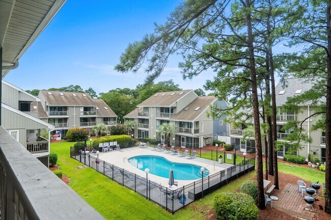 Building Photo - Long Term Furnished Top Floor Condo - 2 bed/2bath with Community Pool