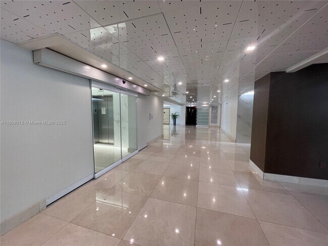 Building Photo - 540 Brickell Key Dr