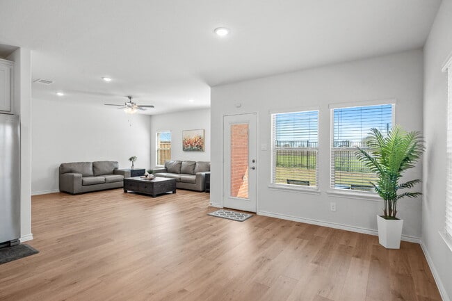 Building Photo - Beautiful 4 Bedroom Home in Spiritas Ranch Near Lake Lewisville