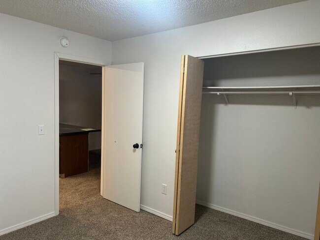 Building Photo - Woodridge 228 Unit 5