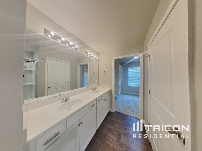 Building Photo - 353 Victory Cir