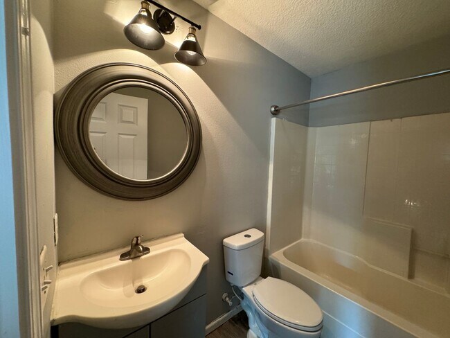 Building Photo - Renovated Townhome in Live Oak.  Available mid January.