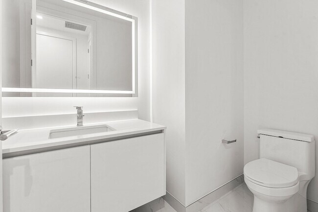 Building Photo - 220 Lake Shore Dr