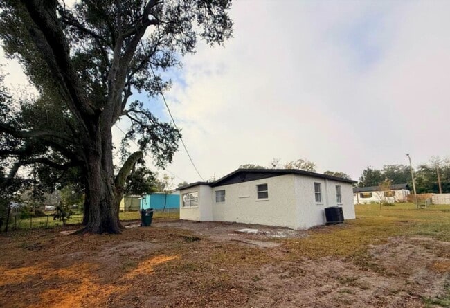 Building Photo - Easy Living Starts Here: 3BR Lakeland Rental