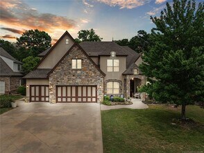 Building Photo - Stunning 5 bedroom 4.5 bath in Stonebrooke Glenn