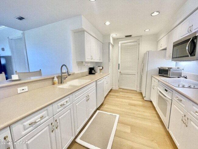 Building Photo - Furnished Harbour Village Condo!