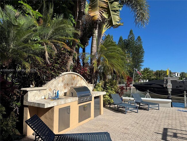 Building Photo - 2600 NE 135th St