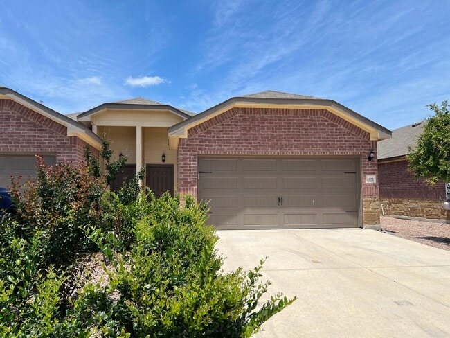 Building Photo - Luxury 3/2 Duplex in Seguin, Texas