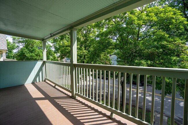 Building Photo - AVAILABLE 8/1/26 - Bright, Beautiful Flat ...