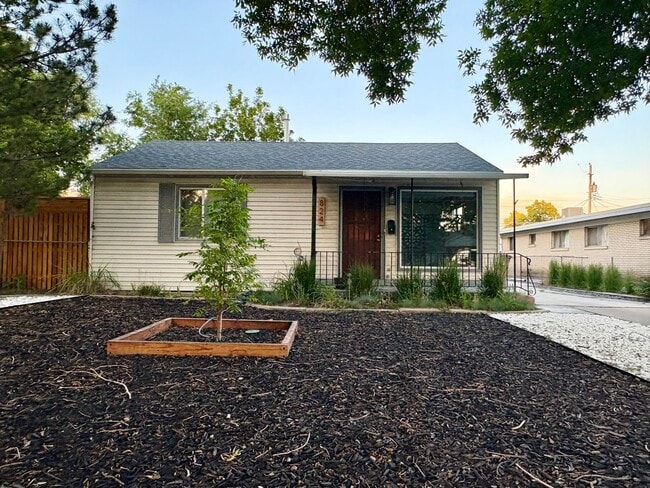 Building Photo - 2 Bed 1 Bath Home For Rent!