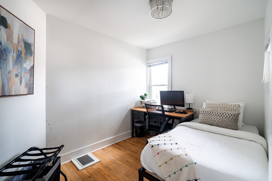 Building Photo - 1812 E Thomas Ave