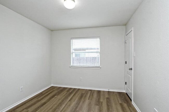 Building Photo - 2112 Mir Woods Dr