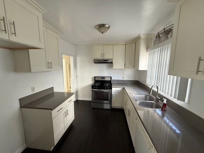 Building Photo - Beautiful 2 Bedroom Belmont Shore Apartment for Rent - Garage Parking Included!