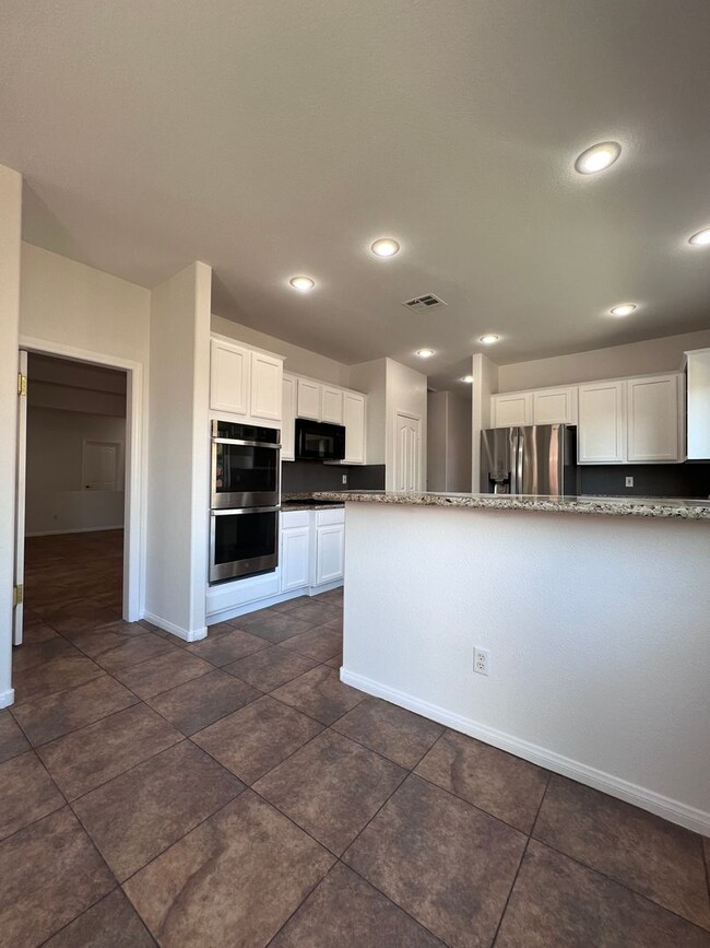 Building Photo - Stunning 4-Bed 3 Car Garage Gated Single S...