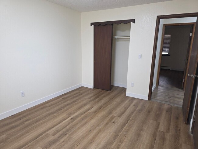 Building Photo - Remodeled 2 Bedroom, 1 Bathroom Apartment- Close to shopping!