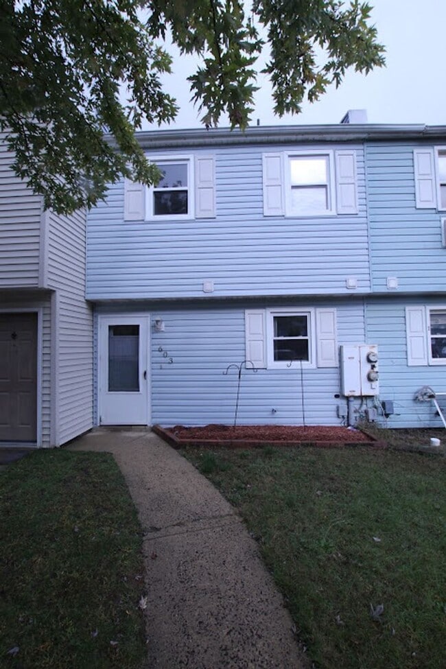 Building Photo - Spacious & Well-Maintained Home