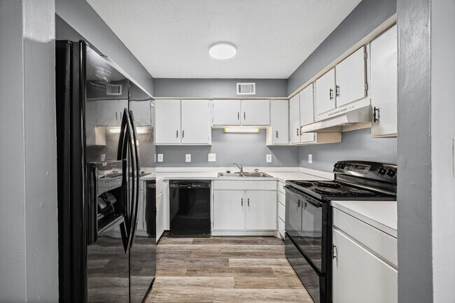 Building Photo - Convenient 1 Bedroom, 1 Bath first-floor condo located in Pawtuckett on the Green near the airpor...