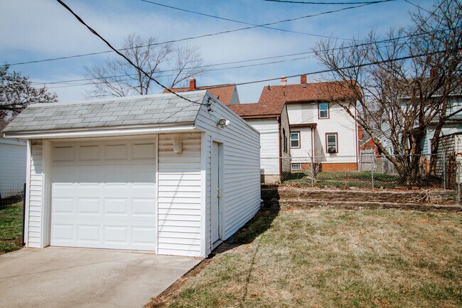 Building Photo - 2032 Glencove Dr