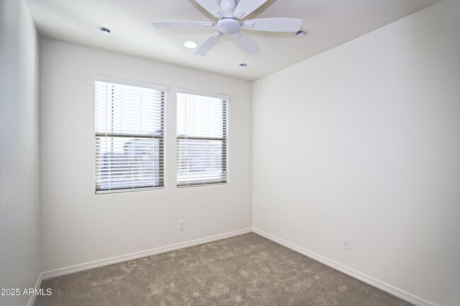 Building Photo - 976 W Finch Dr