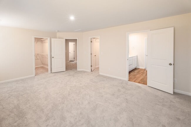 Building Photo - 421 Midland Pnes Dr