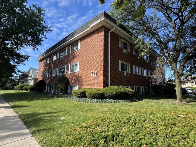 Building Photo - 727 S Maple Ave